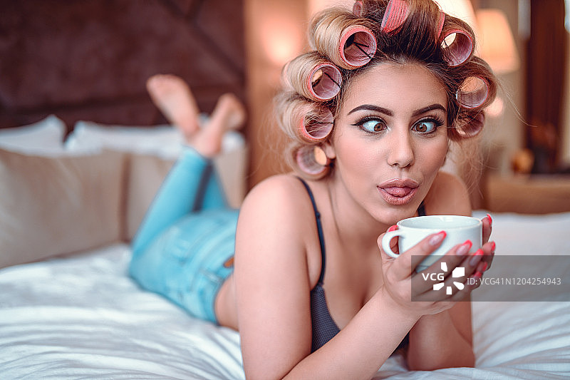 享受咖啡并做鬼脸的有趣女人图片素材