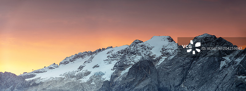 意大利多洛米蒂瓦尔加尔德纳日出时分的马尔莫拉达峰全景图片素材