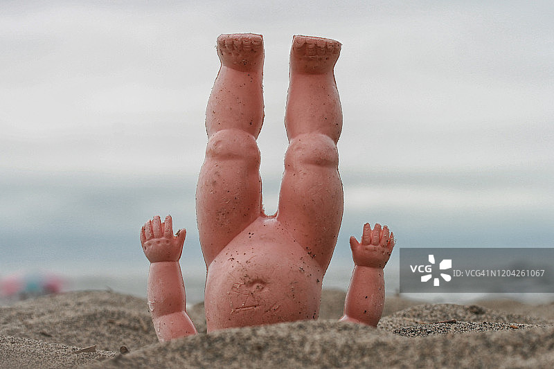 海滩上被遗弃的玩偶图片素材