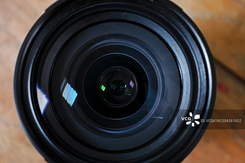 具有镜头反射效果的相机镜头图片素材