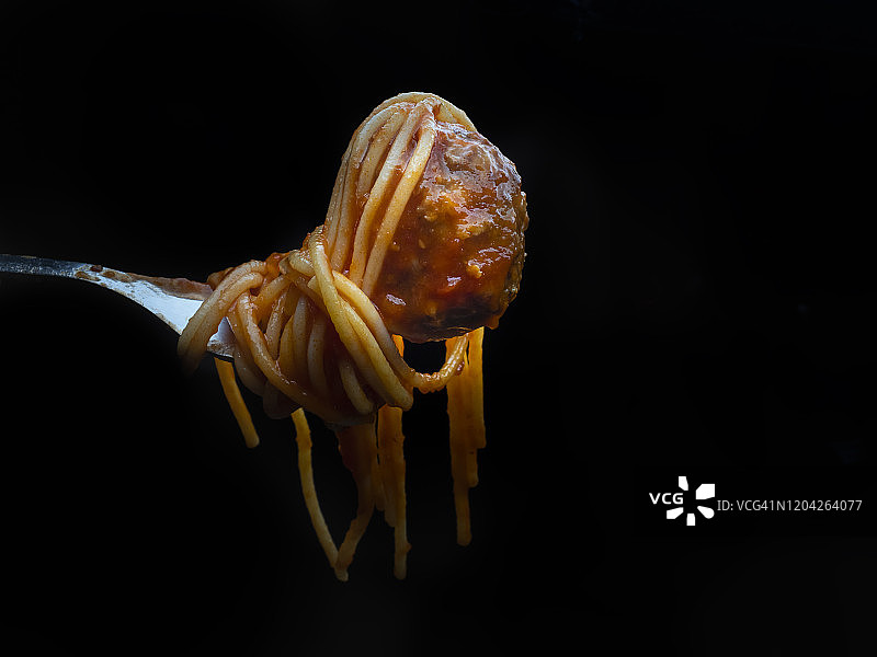 叉子上的意大利面和肉丸图片素材
