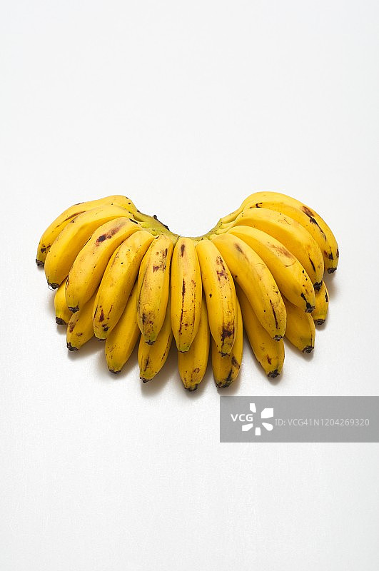 白色背景下的一束香蕉图片素材