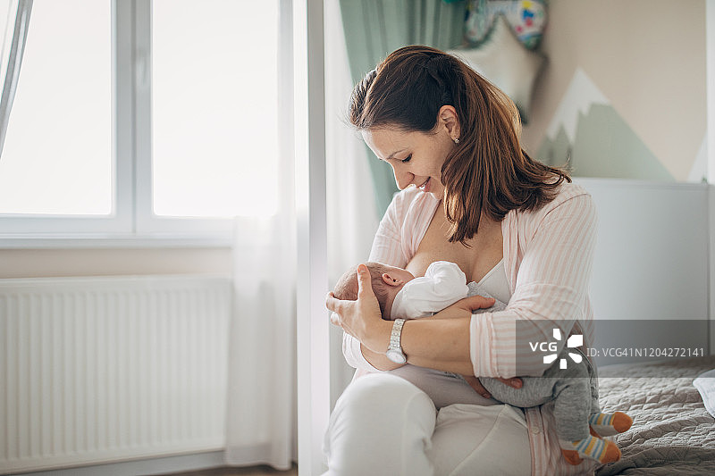 母亲给男婴喂母乳图片素材