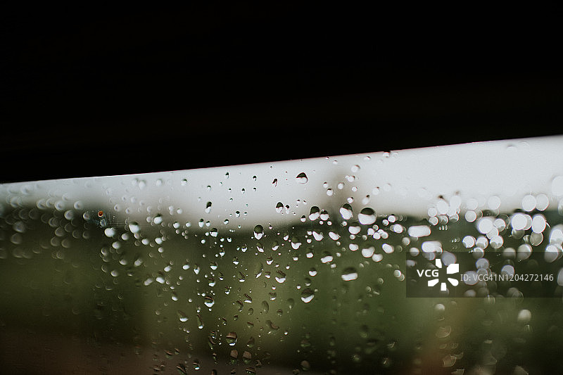窗户上的雨滴图片素材