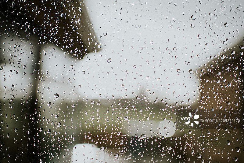 窗户上的雨滴图片素材