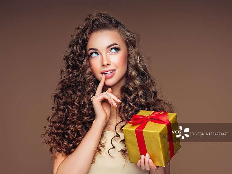 手持礼物的美丽女人图片素材
