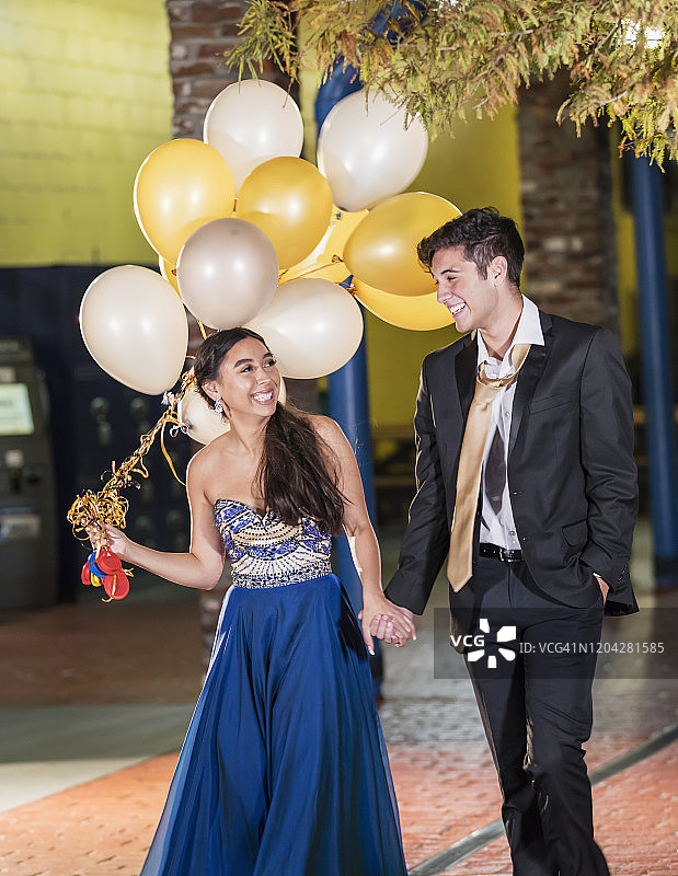 参加毕业舞会后一起散步的青少年情侣图片素材