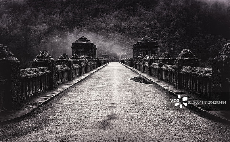 威尔士波伊斯Llanwddyn维尔恩维湖水坝上的路图片素材