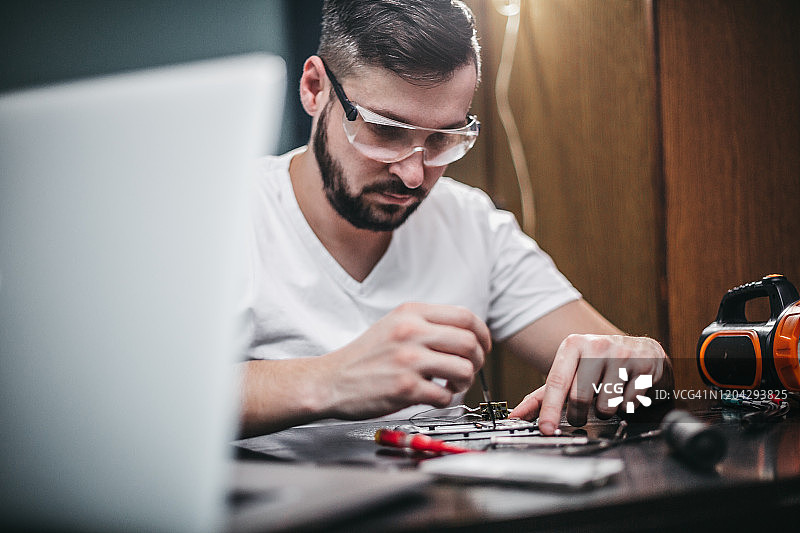 工人修理手机图片素材