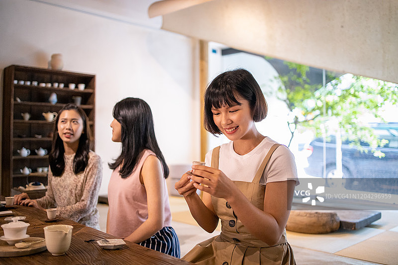 年轻女性在传统中国台湾咖啡馆举办茶话会图片素材