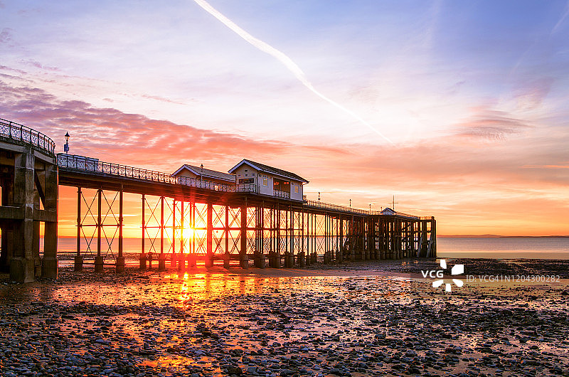 威尔士格拉摩根佩纳斯码头日出图片素材