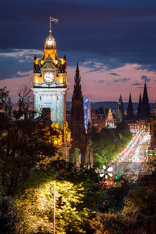 从卡尔顿山看巴尔莫勒尔酒店钟楼、司各特纪念碑和爱丁堡王子街图片素材