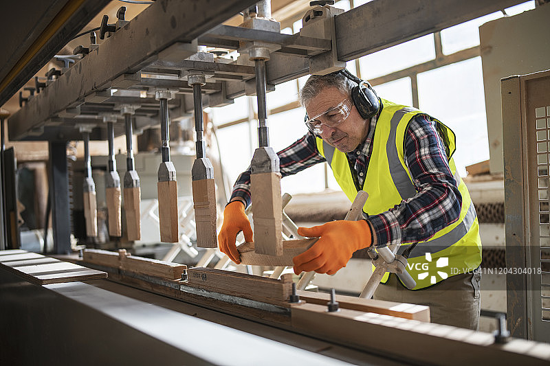 木匠在家具制造机械上工作图片素材