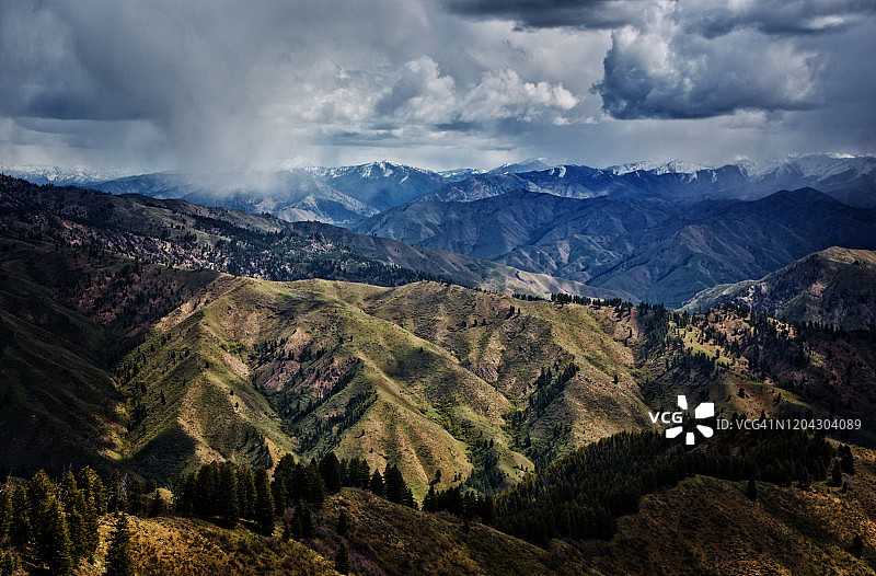 春日爱达荷州博伊西市郊海嫩山顶的阴沉雨云图片素材