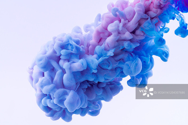 彩色墨水在水中旋转：彩色颜料抽象色彩爆炸图片素材