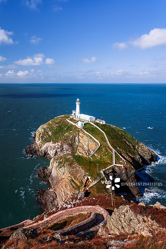 白天在威尔士安格尔西岛霍利黑德的南栈灯塔图片素材