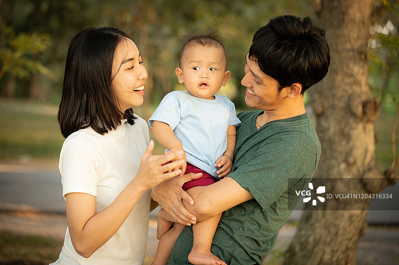 快乐的泰国家庭在公园里图片素材