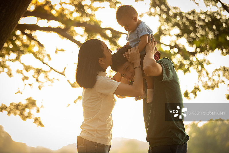 快乐的泰国家庭在公园里图片素材