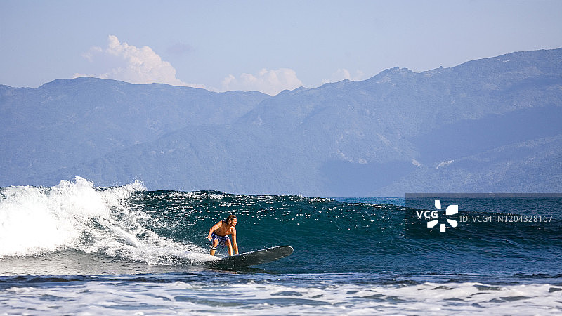 在北大西洋冲浪的海地图片素材