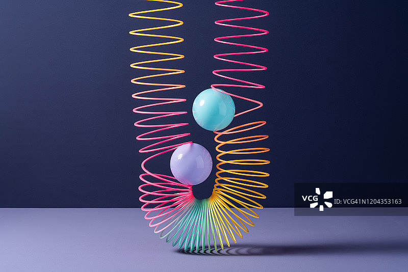 卡在弹簧中的球体图片素材