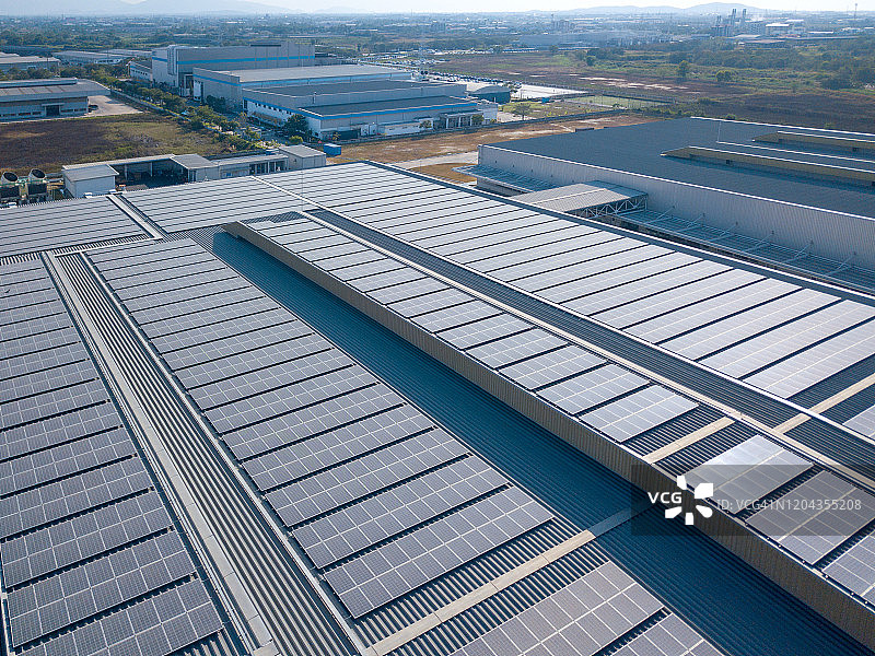 工厂屋顶上的太阳能电池板或光伏电站鸟瞰图图片素材