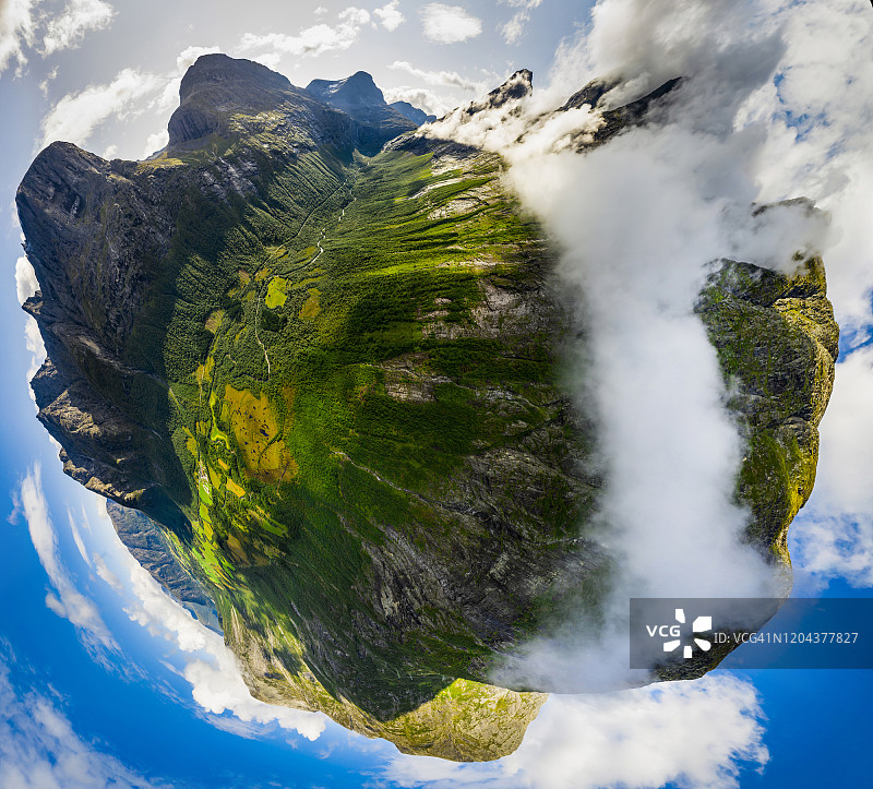 挪威老精灵之路附近云雾缭绕的山脉空中全景图片素材