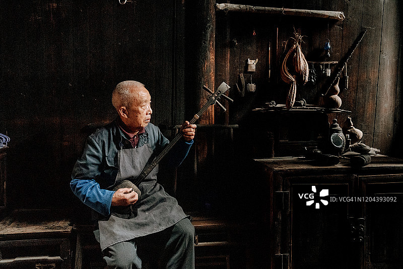 演奏柳琴的中国老年男子图片素材