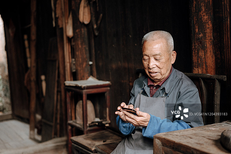 使用手机的中国老年男人图片素材