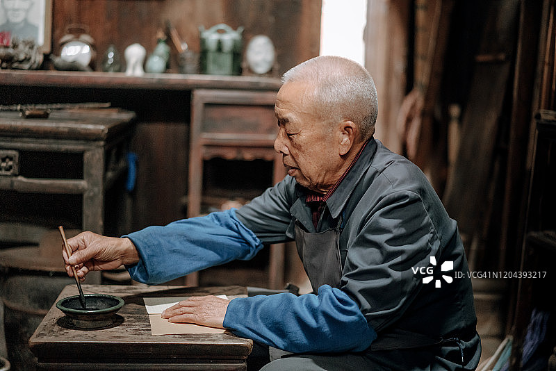 中国老年男人书写书法图片素材