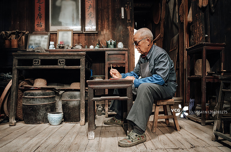使用手机的中国老年男人图片素材
