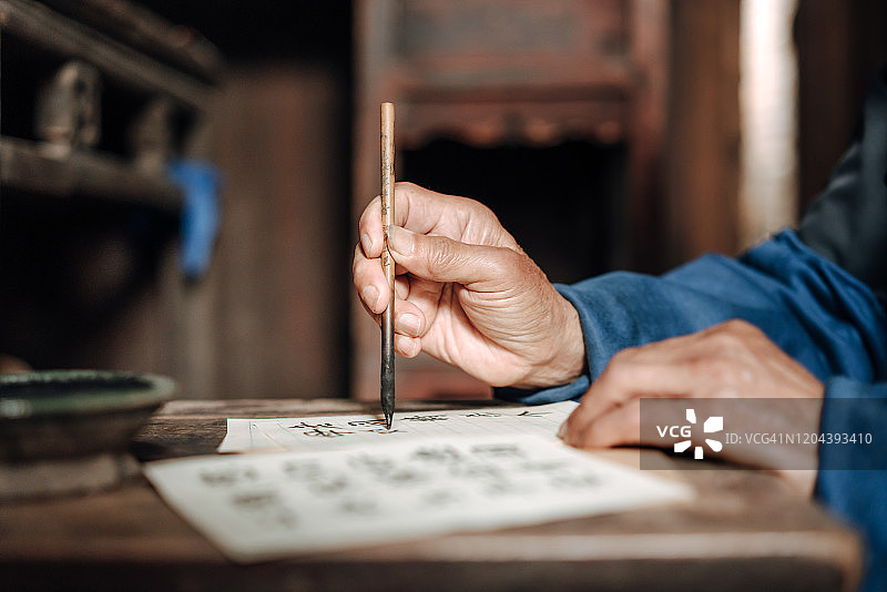 中国老年男人写书法细节图片素材