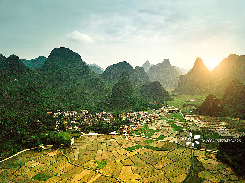 桂林喀斯特地貌和稻田图片素材