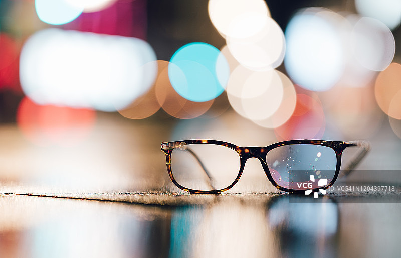 城市街道夜景散景与眼镜和雨图片素材