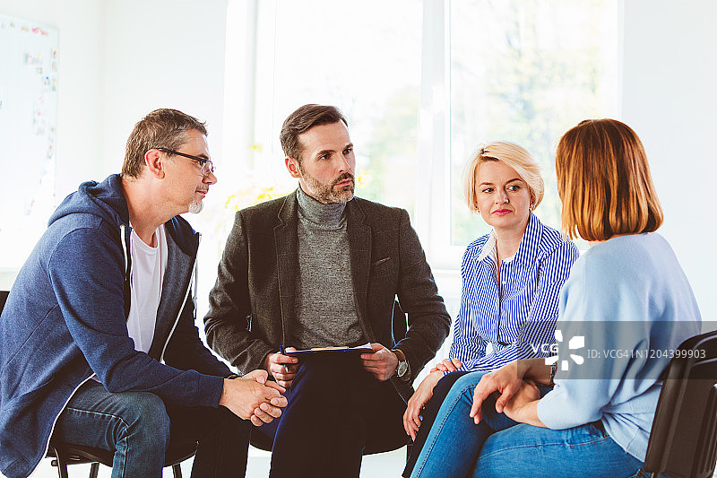 教练在会议中激励患者图片素材