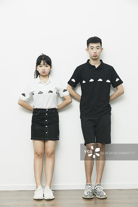 美丽的中国情侣在影棚里图片素材