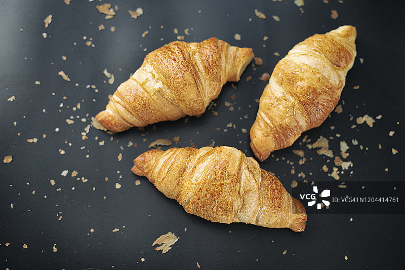 俯视桌上堆放的羊角面包图片素材