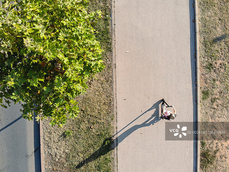 女子驾驶电动滑板车图片素材
