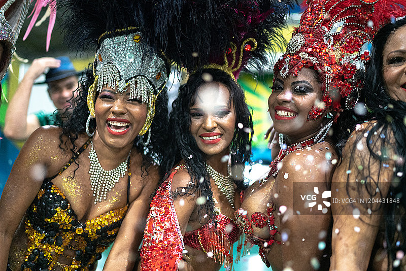 在巴西狂欢节上抛洒五彩纸屑的女人图片素材