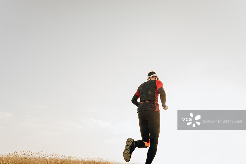 正在跑步的年长铁人三项运动员图片素材