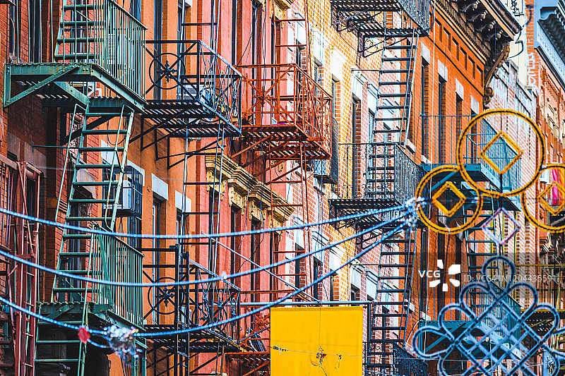 纽约唐人街彩色建筑上的消防逃生梯图片素材