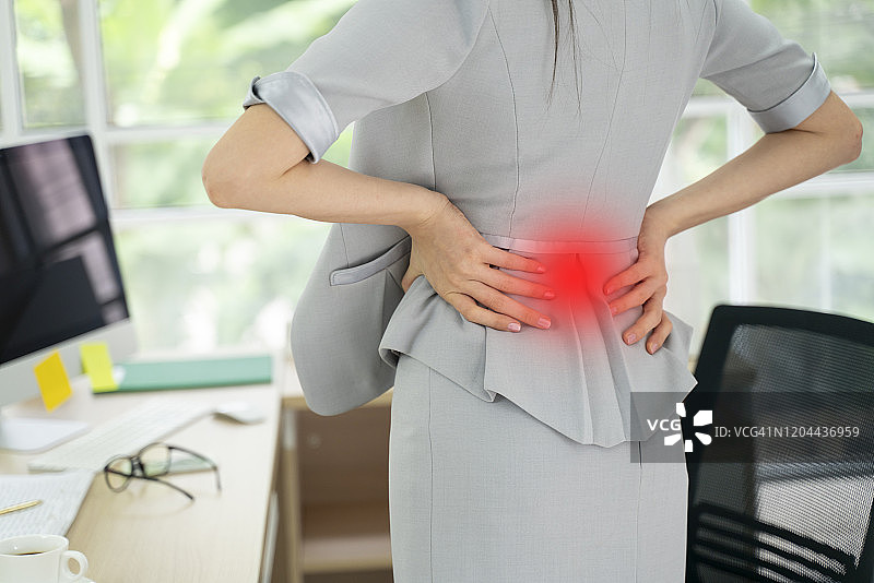 女员工患有腰痛图片素材