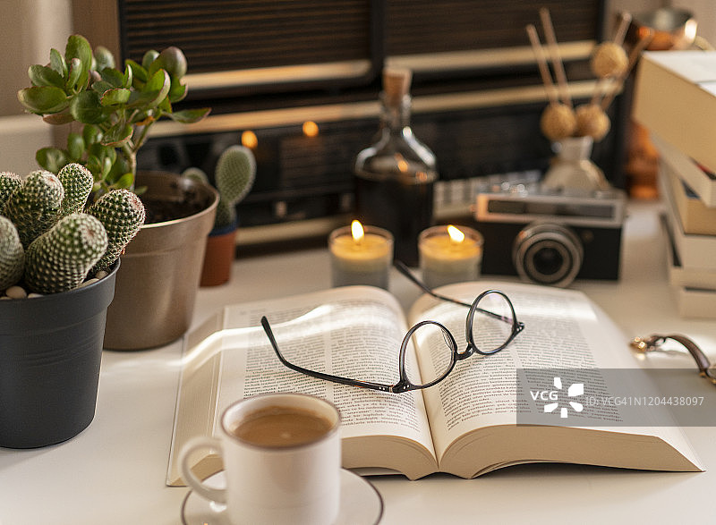 家居环境中的书籍堆图片素材