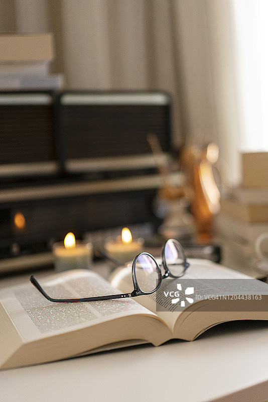 家居环境中的书籍堆图片素材