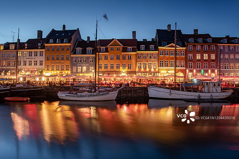 哥本哈根新港运河沿岸的彩色房屋夜景图片素材