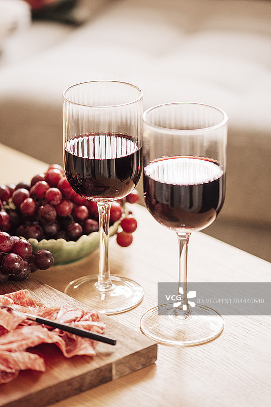 室内桌上的红酒和冷切肉图片素材
