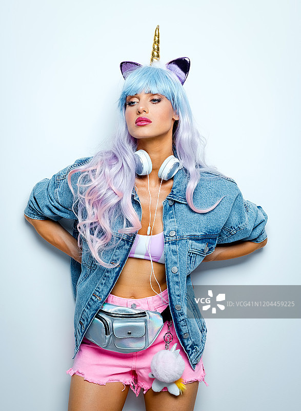 漫画风格自信的年轻女人穿着超大号牛仔夹克图片素材