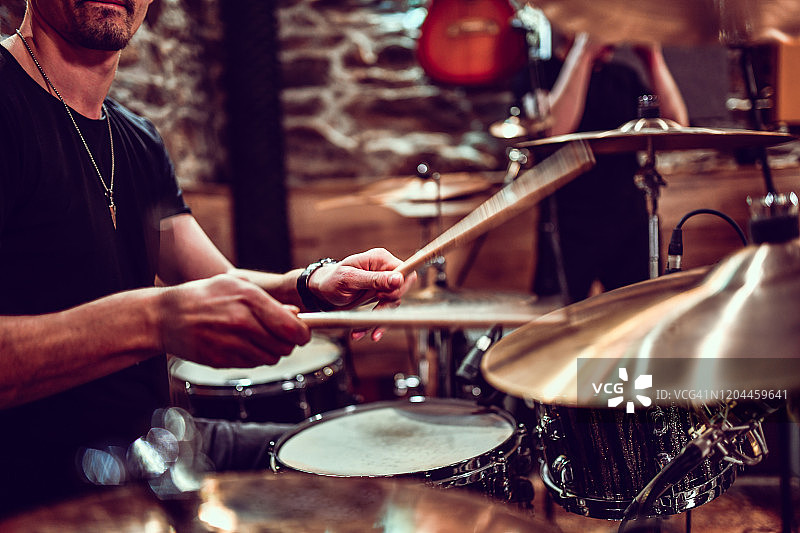 在钹上尽情演奏的鼓手图片素材