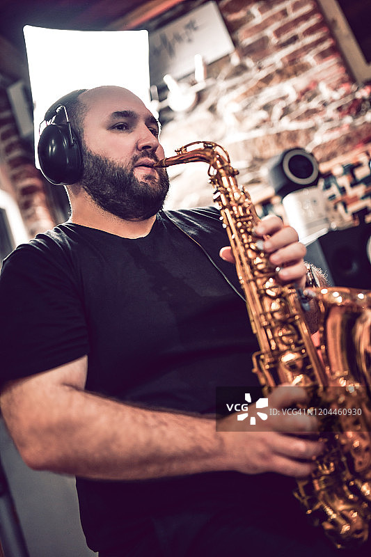 录制新歌的男性萨克斯演奏者图片素材