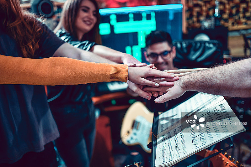 在工作室中表达团结和团队精神的乐队图片素材