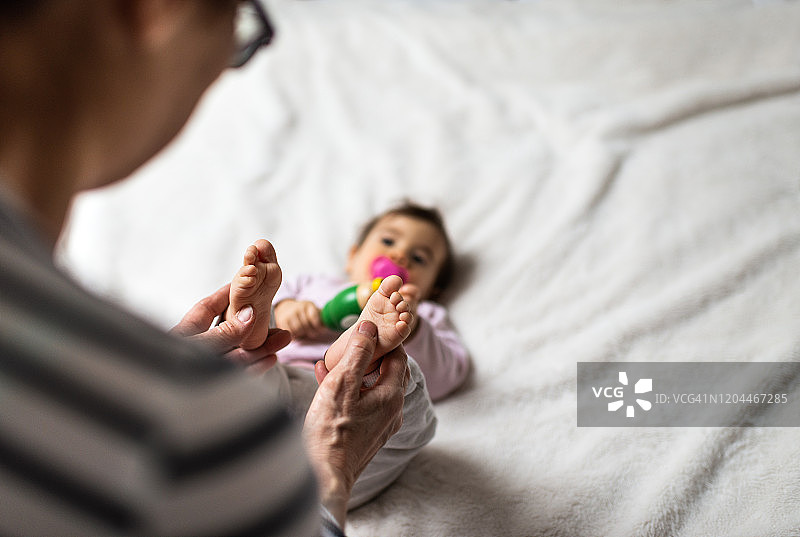 小宝宝接受脊椎或足部按摩图片素材